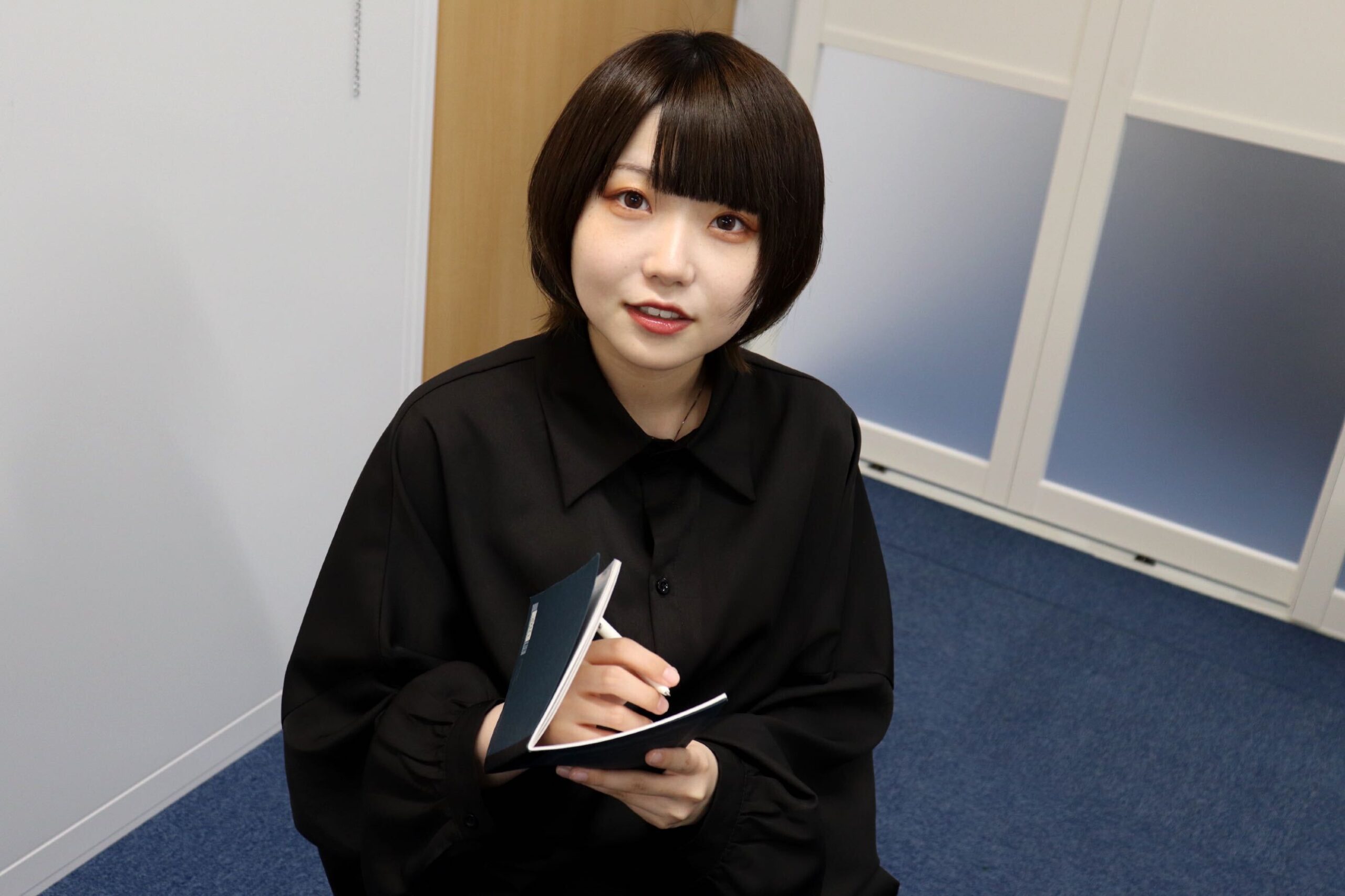 話しを聞いてる上田